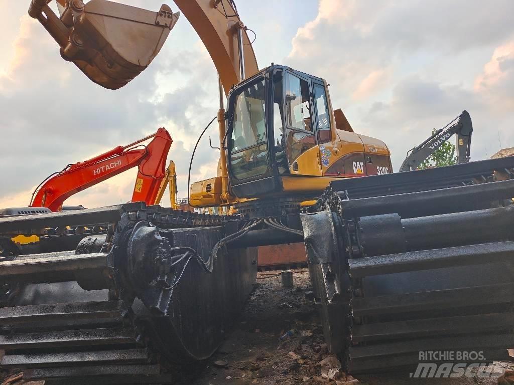 CAT 320 C Amfībijas tipa ekskavatori