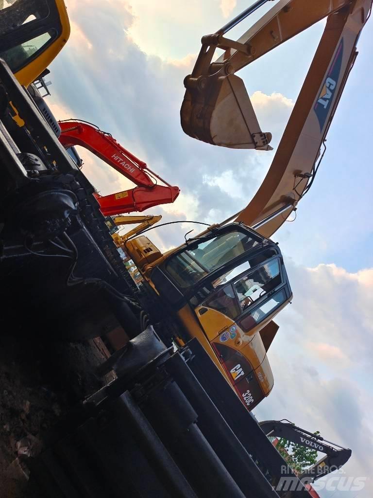 CAT 320 C Amfībijas tipa ekskavatori
