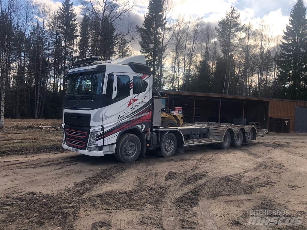 Volvo FH13 Treileri meža tehnikas transportēšanai