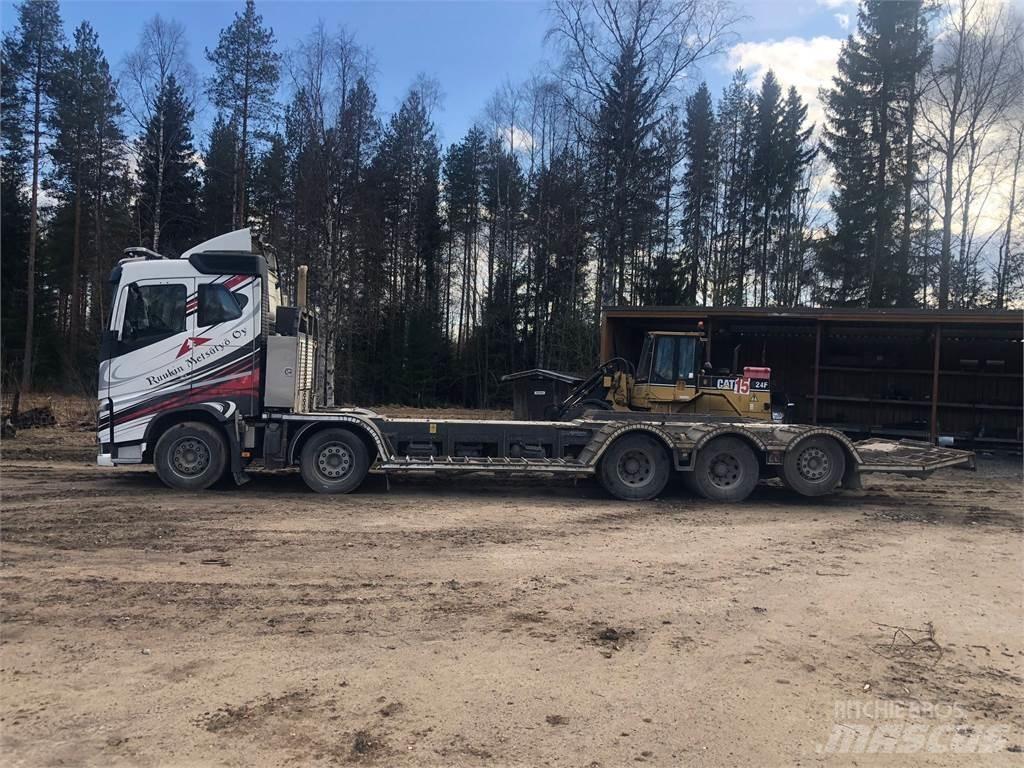 Volvo FH13 Treileri meža tehnikas transportēšanai