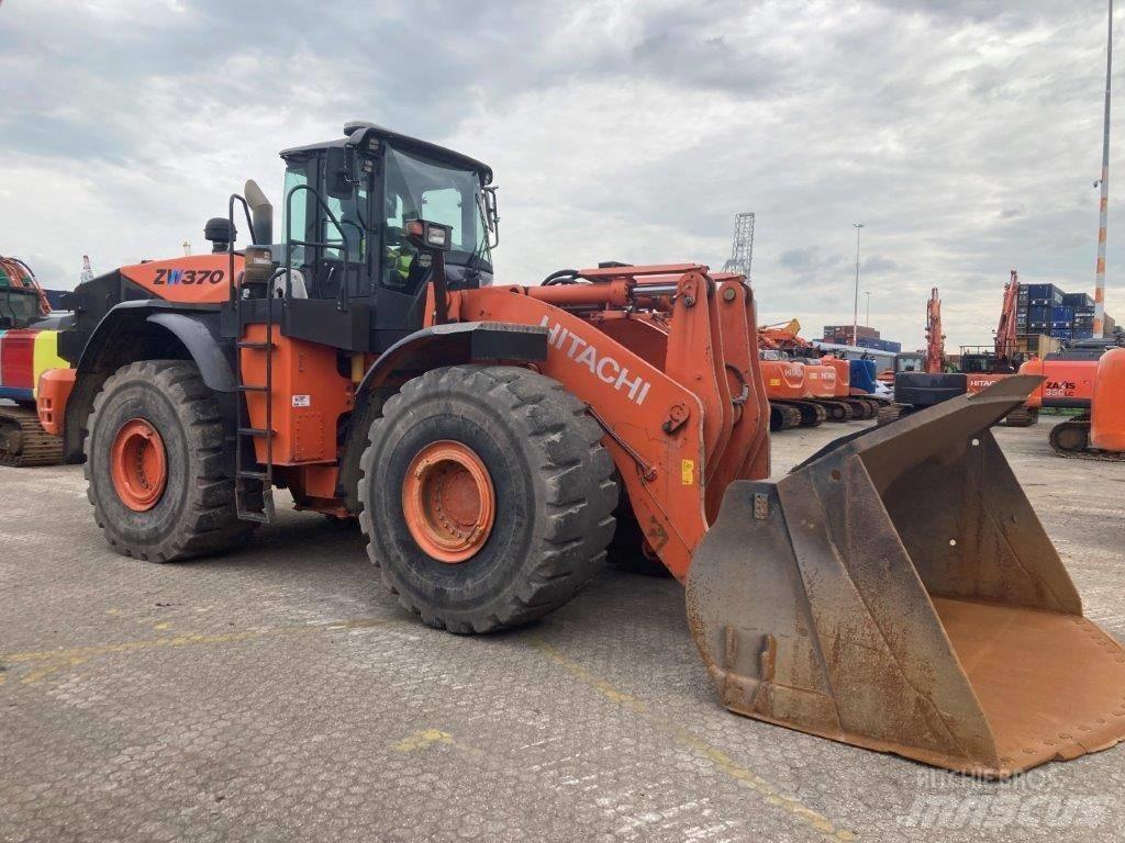 Hitachi ZW370-5B Iekrāvēji uz riteņiem