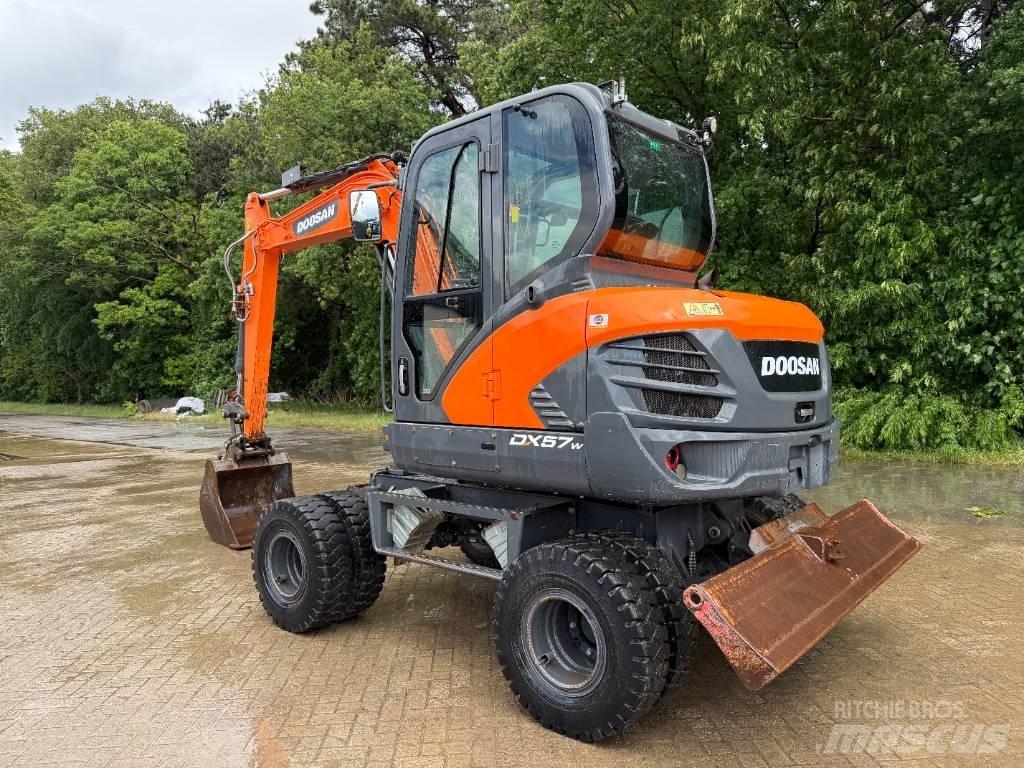 Doosan DX 57 W Ekskavatori uz riteņiem