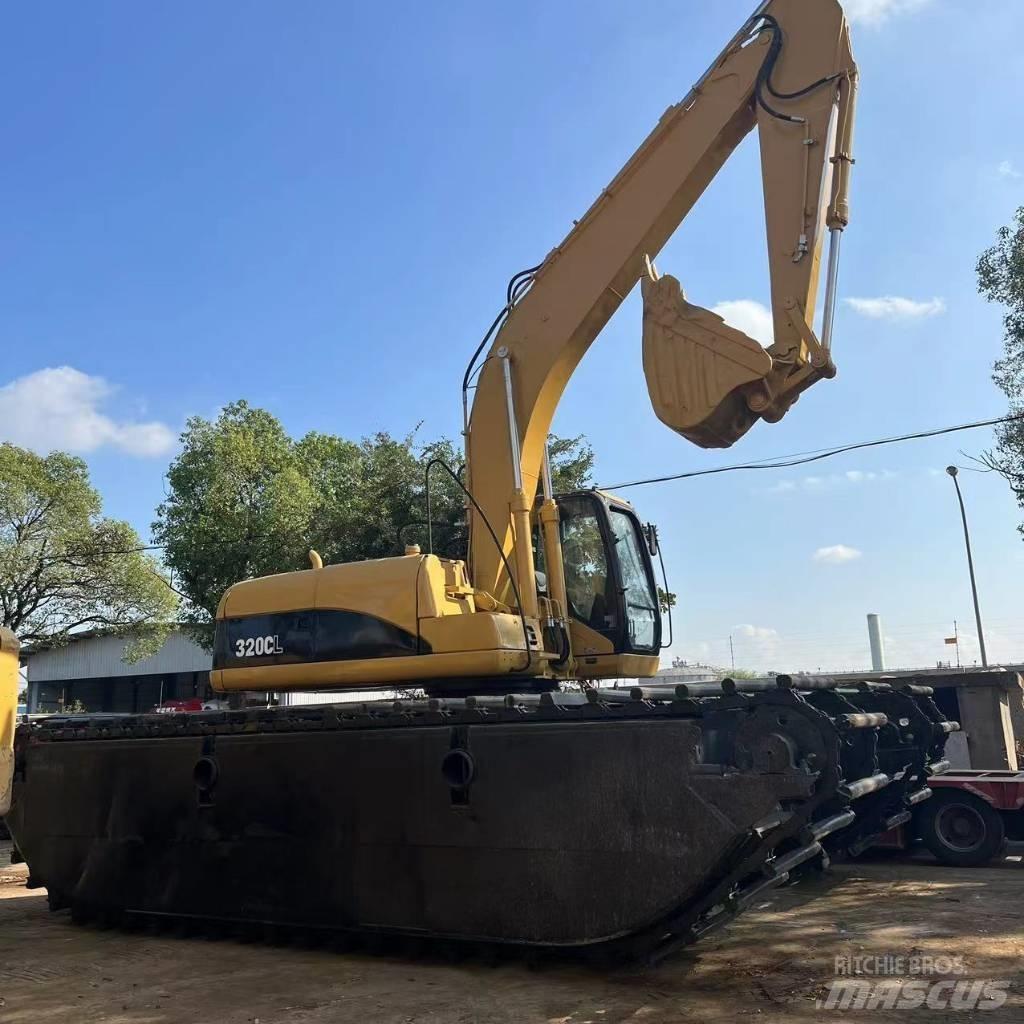 CAT 320 C Amfībijas tipa ekskavatori