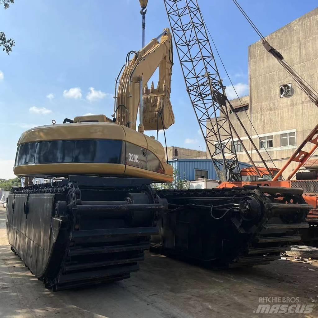 CAT 320 C Amfībijas tipa ekskavatori