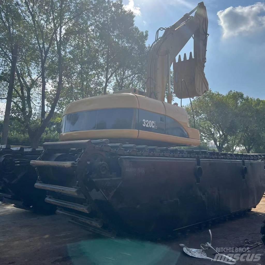 CAT 320 C Amfībijas tipa ekskavatori