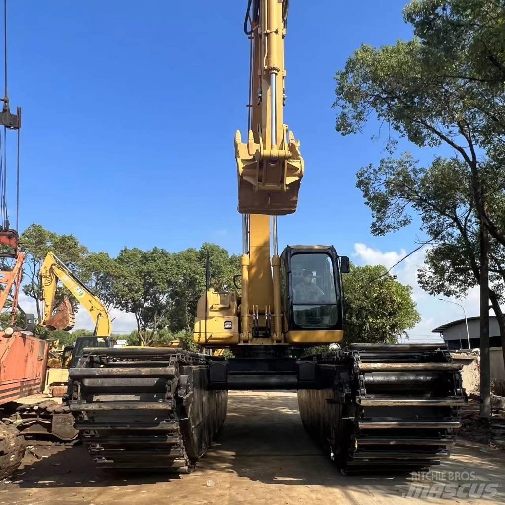 CAT 320 C Amfībijas tipa ekskavatori