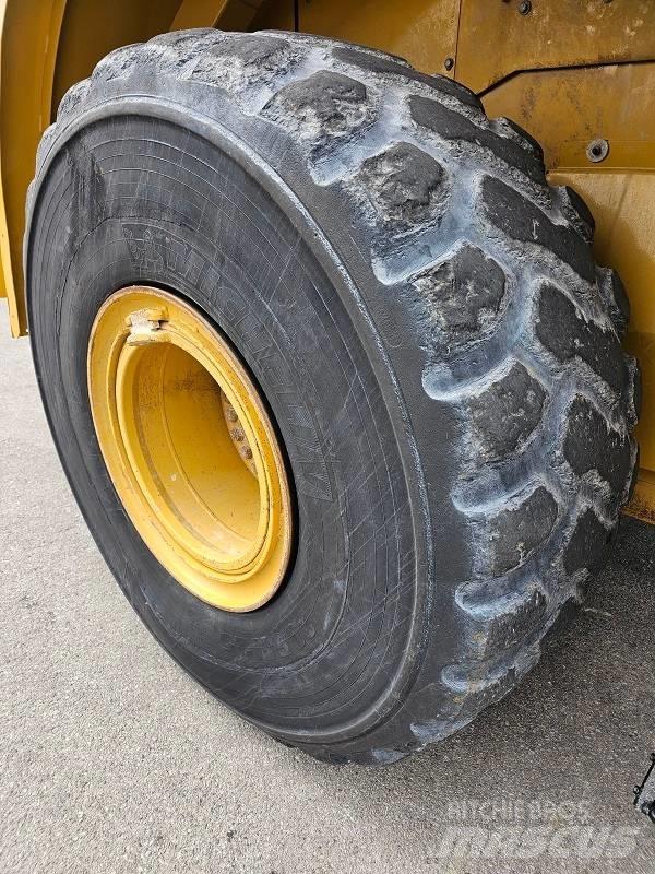 CAT 966K Iekrāvēji uz riteņiem