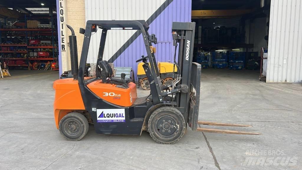 Doosan D 30 G Tehnika ar dīzeļa dzinēju