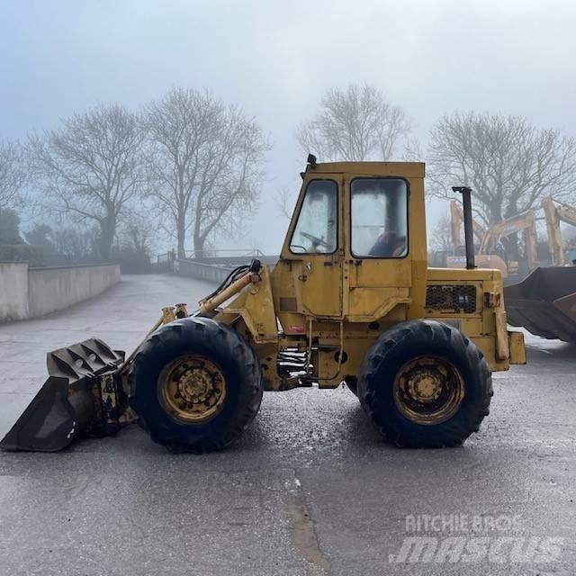CAT 910 Iekrāvēji uz riteņiem