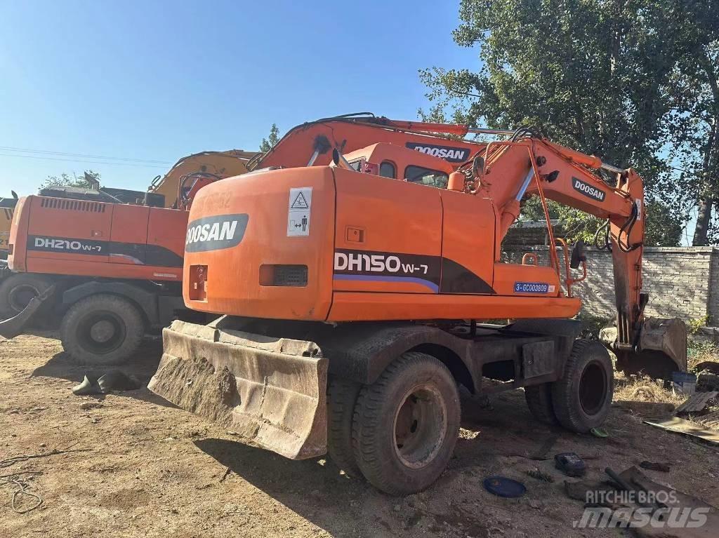 Doosan DH210W Ekskavatori uz riteņiem