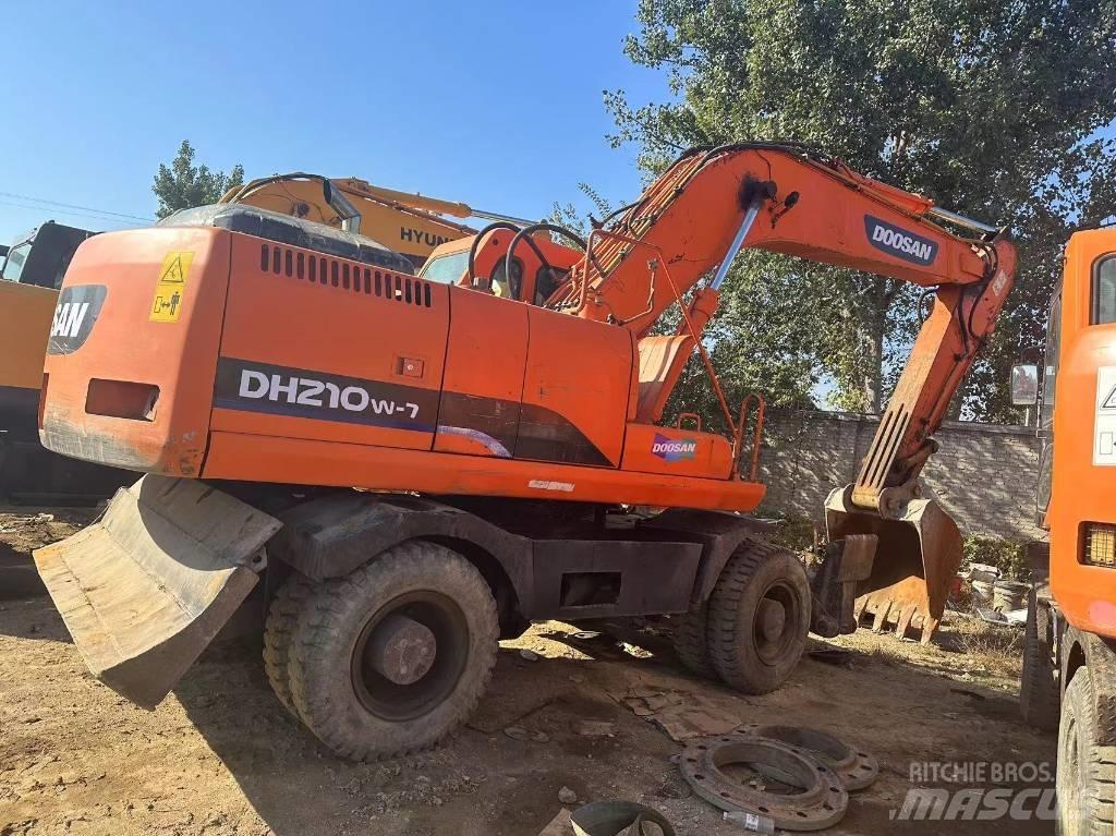 Doosan DH210W Ekskavatori uz riteņiem