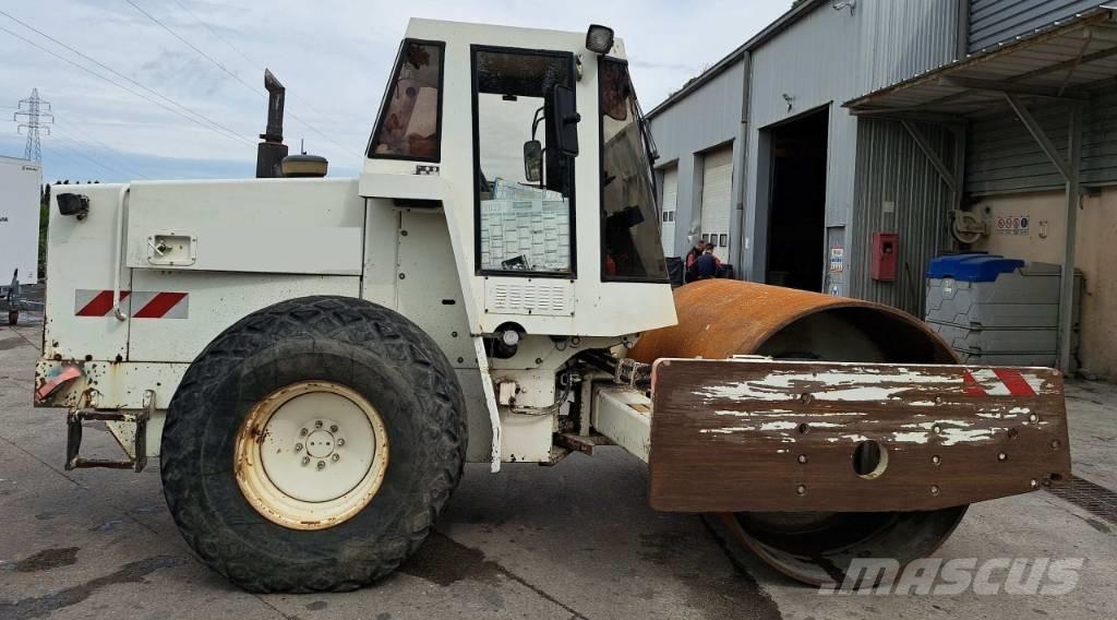 CAT CS583 C Vienvalča grunts veltņi