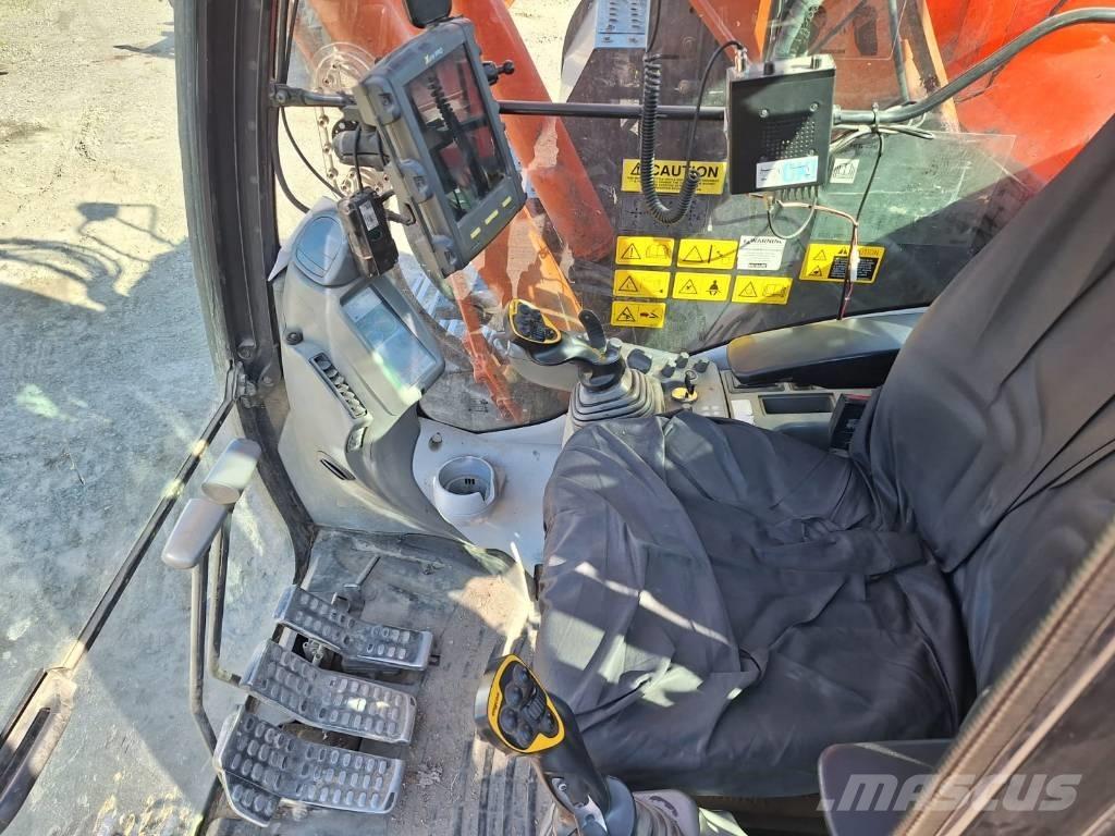 Hitachi ZX225USLC-5 Kāpurķēžu ekskavatori