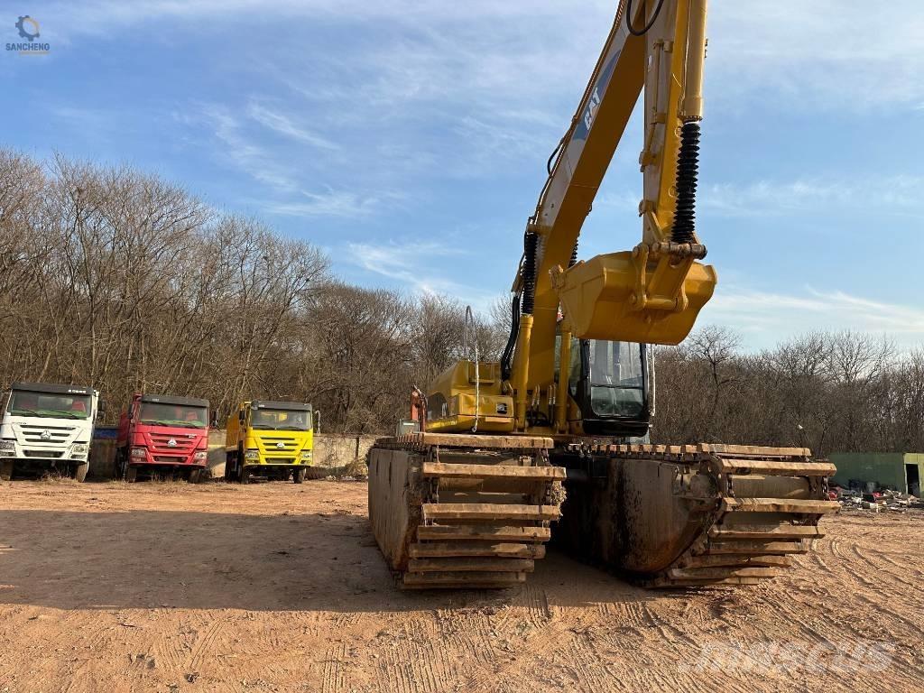 CAT 320CL Amfībijas tipa ekskavatori