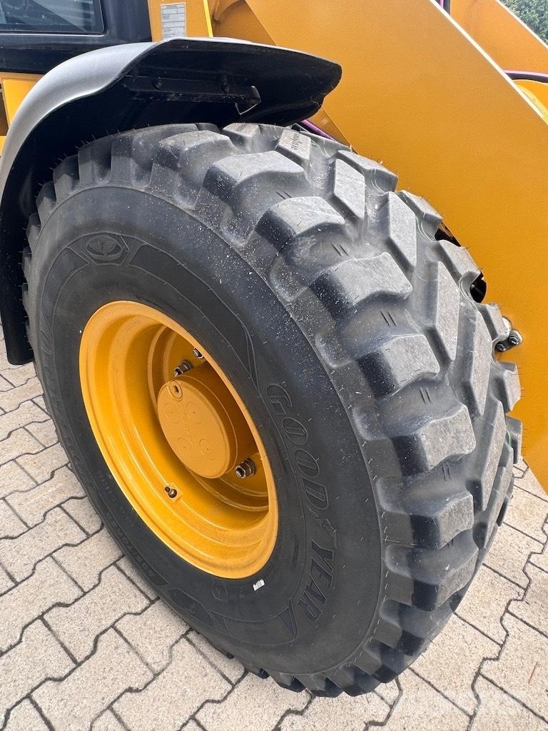 CAT 908 Iekrāvēji uz riteņiem