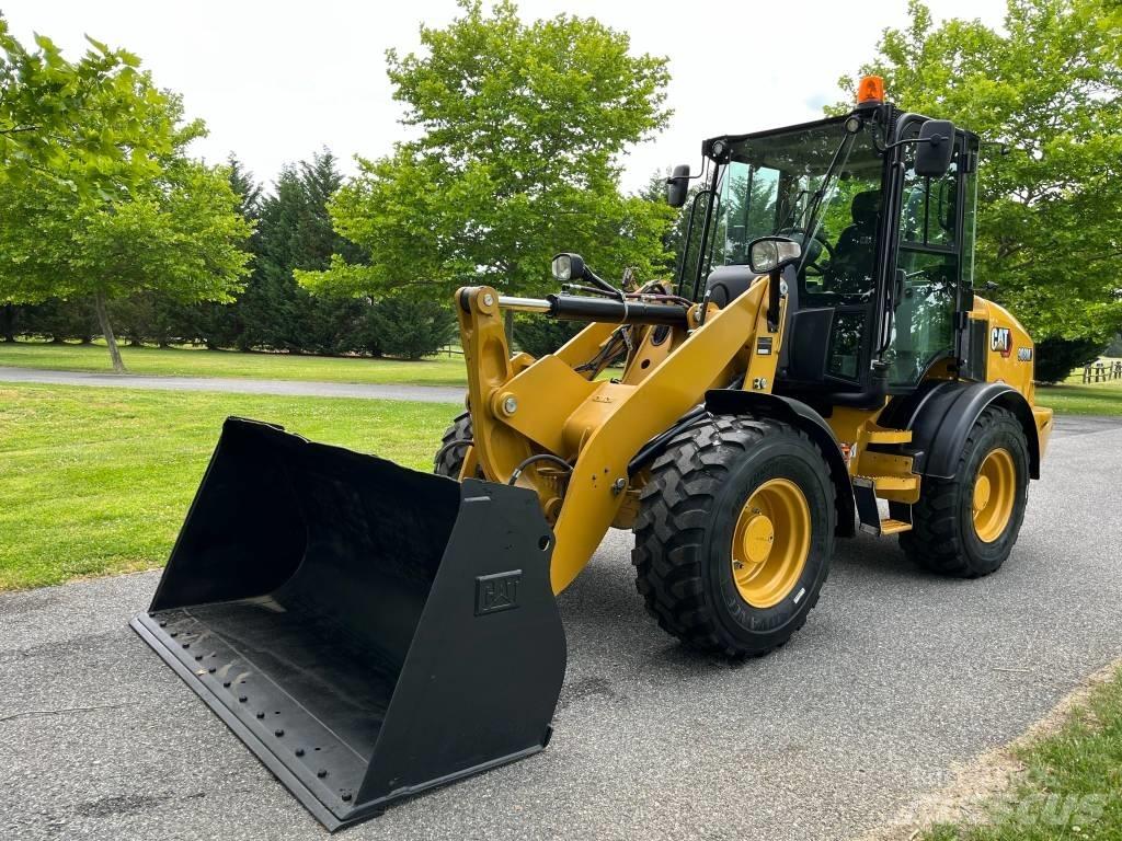 CAT 908M Iekrāvēji uz riteņiem
