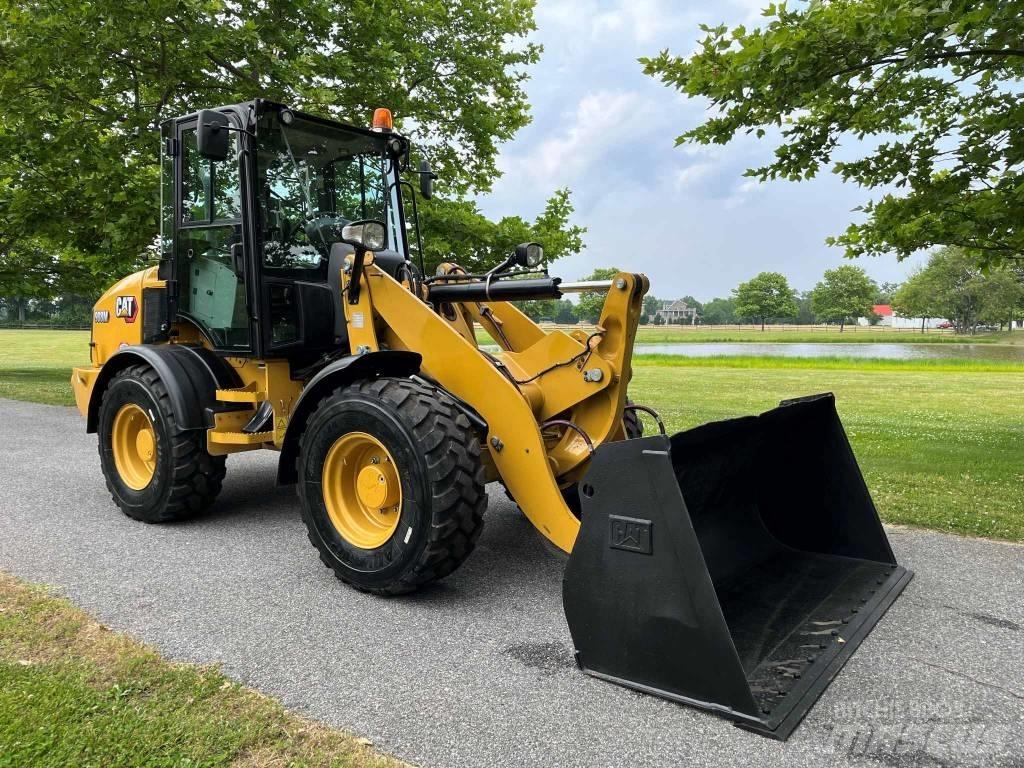 CAT 908M Iekrāvēji uz riteņiem