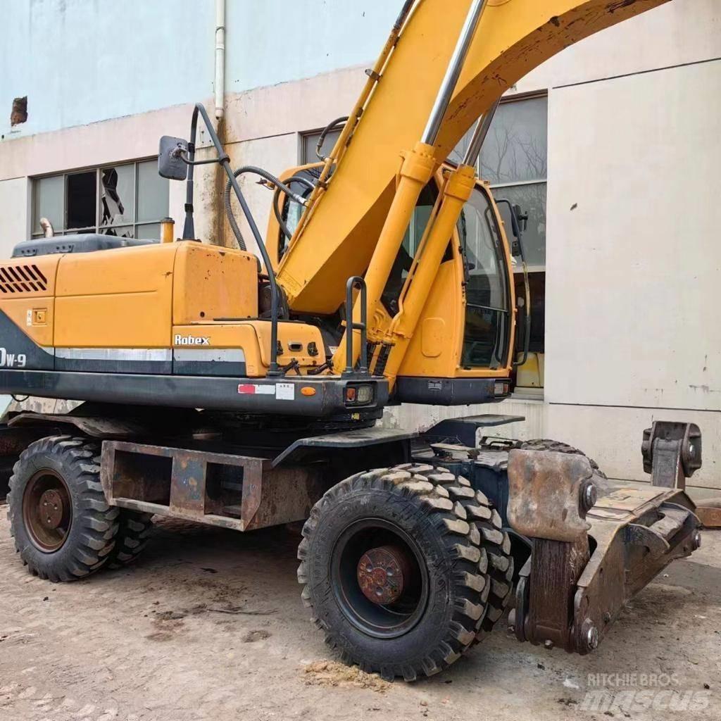 Hyundai 210-9 Ekskavatori uz riteņiem