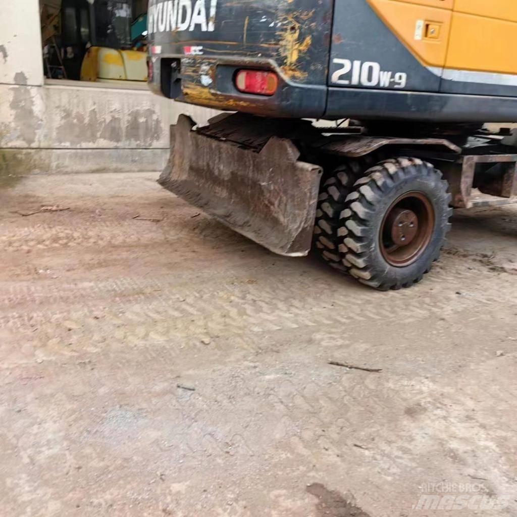 Hyundai 210-9 Ekskavatori uz riteņiem