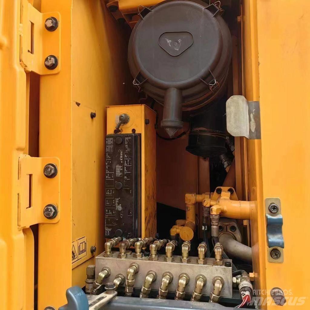 Hyundai 210-9 Ekskavatori uz riteņiem