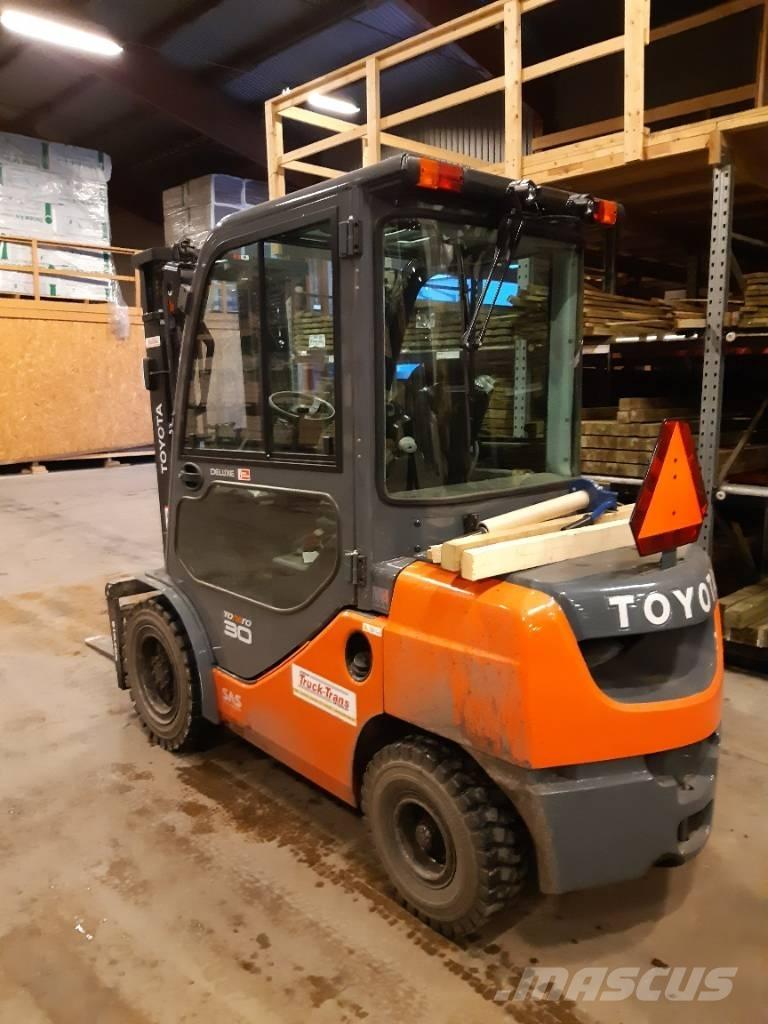 Toyota 02-8FDF30 Tehnika ar dīzeļa dzinēju