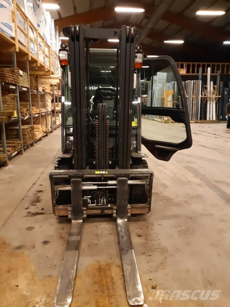 Toyota 02-8FDF30 Tehnika ar dīzeļa dzinēju