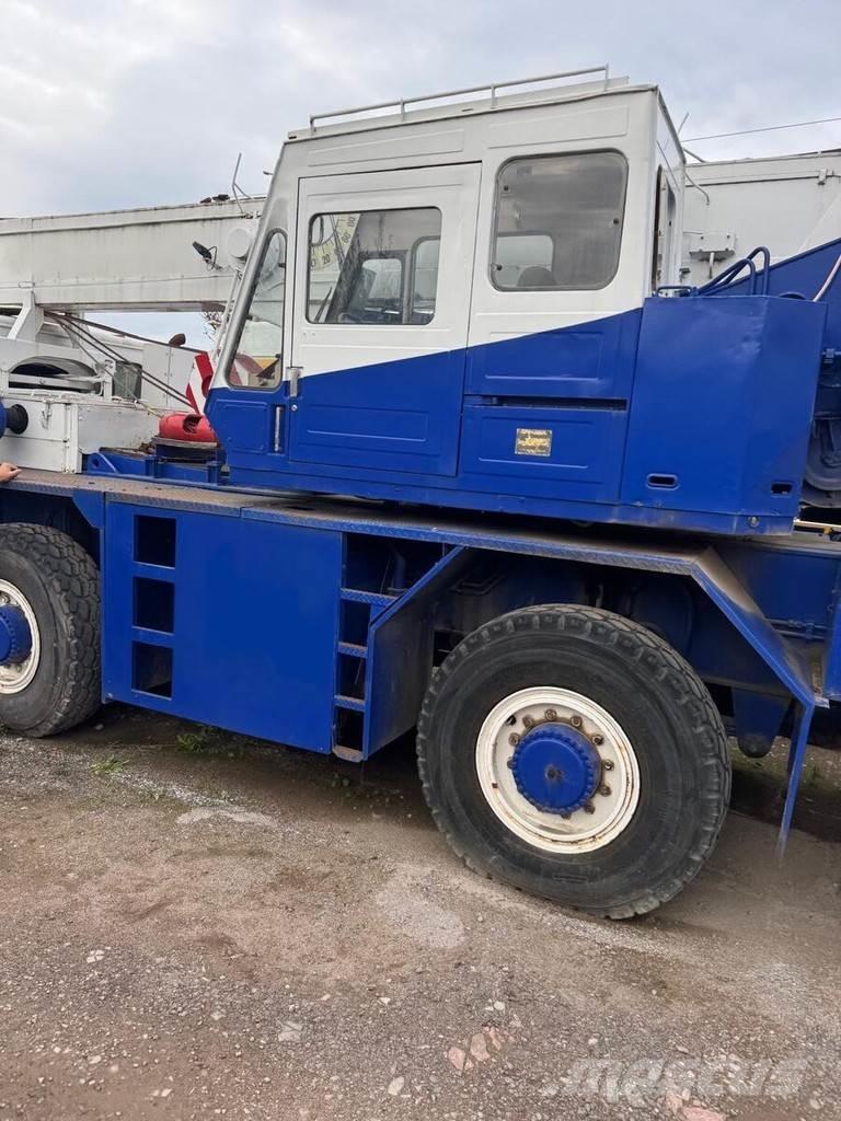 Tadano AR 300E Smagās mašīnas ar celtni