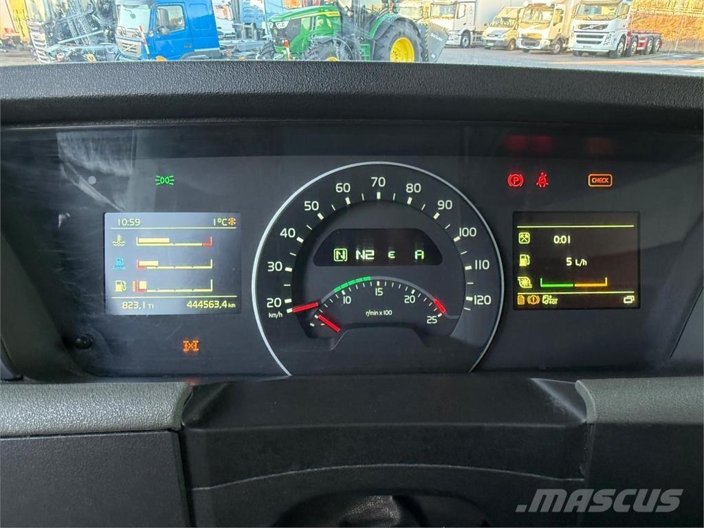 Volvo FH540 6x4 Treileri ar āķi