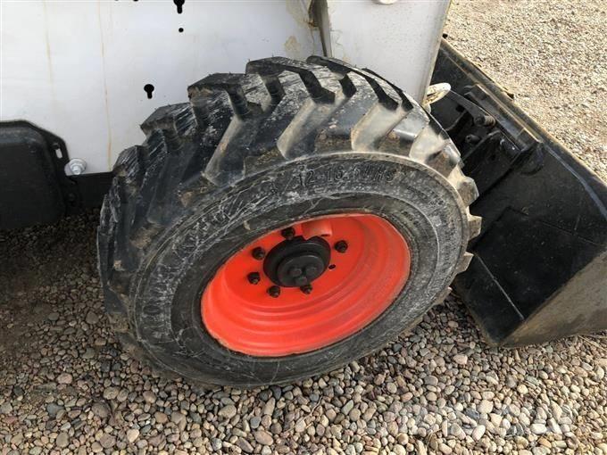 Bobcat S 300 Lietoti riteņu kompaktiekrāvēji