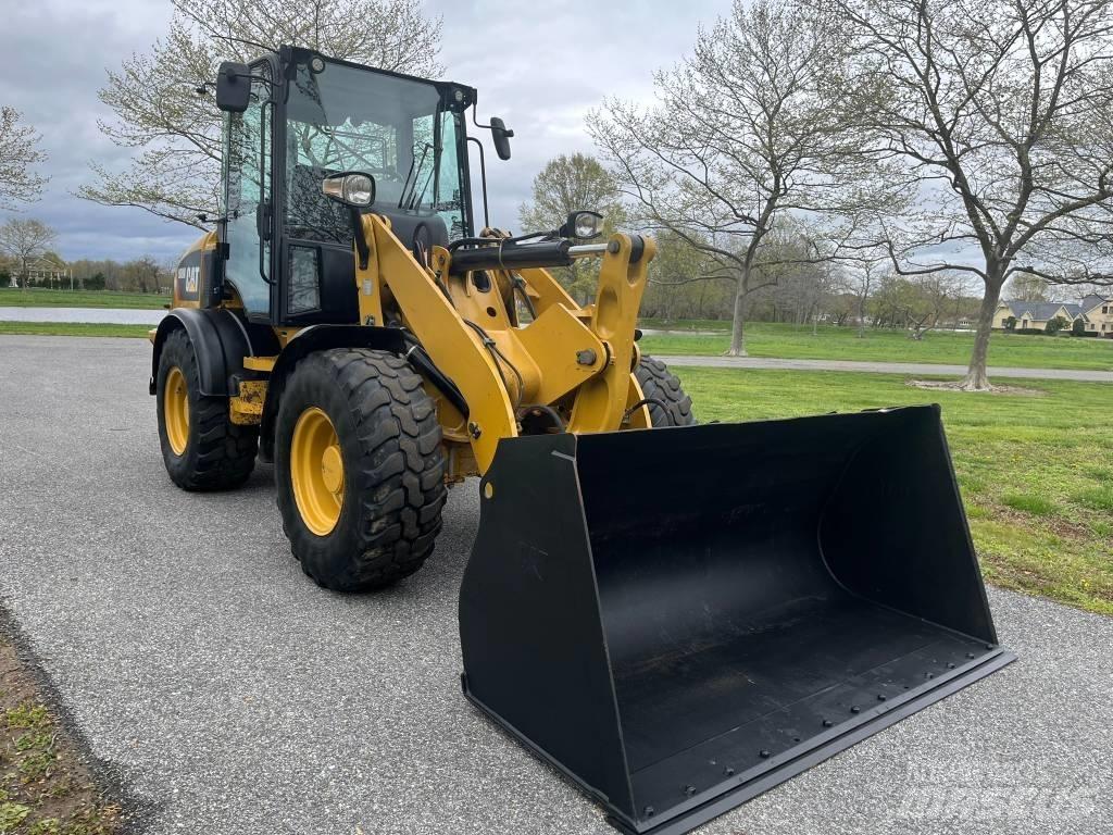 CAT 908M Iekrāvēji uz riteņiem