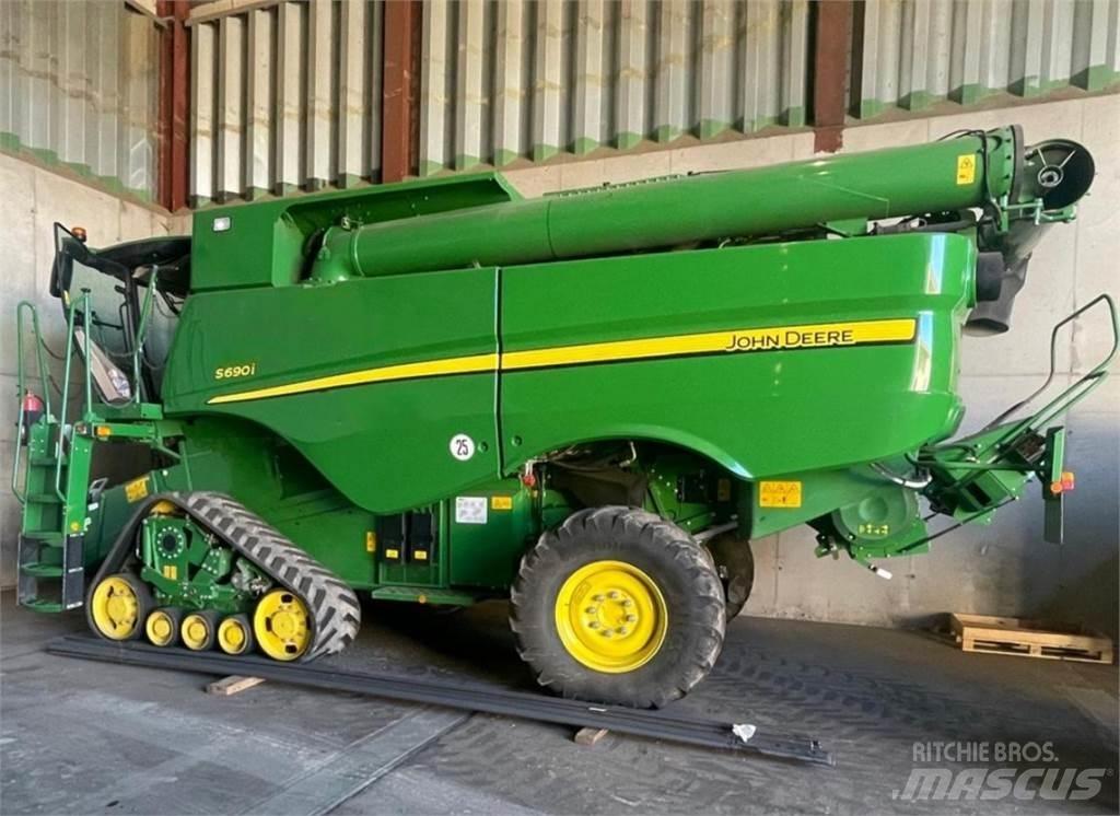 John Deere S690i Ražas novākšanas kombaini