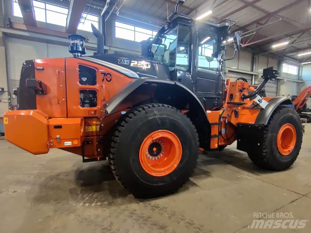 Hitachi ZW220-7 Iekrāvēji uz riteņiem