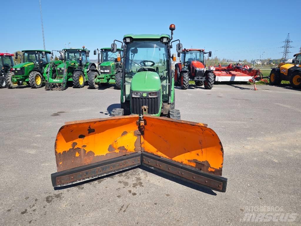 John Deere 3720 Kompaktie traktori