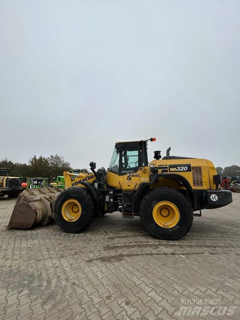 Komatsu WA 320 Iekrāvēji uz riteņiem