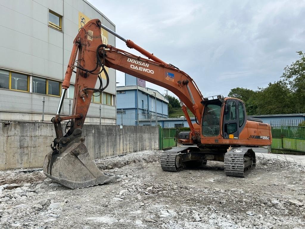 Doosan DX 255 LC Kāpurķēžu ekskavatori