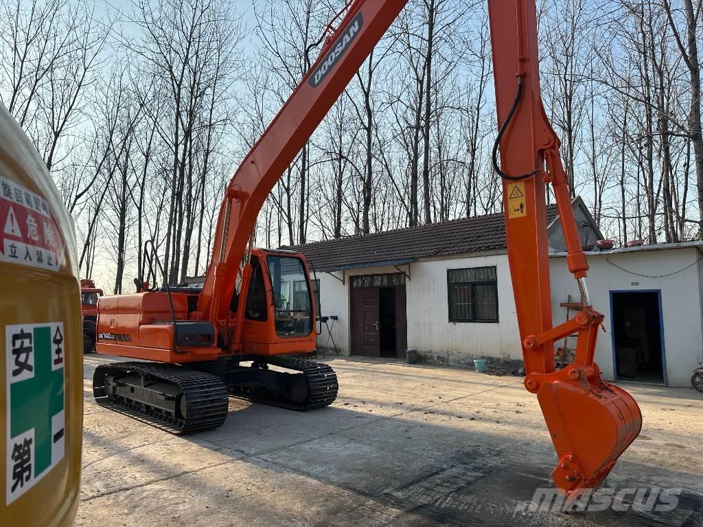 Doosan DX140 Kāpurķēžu ekskavatori