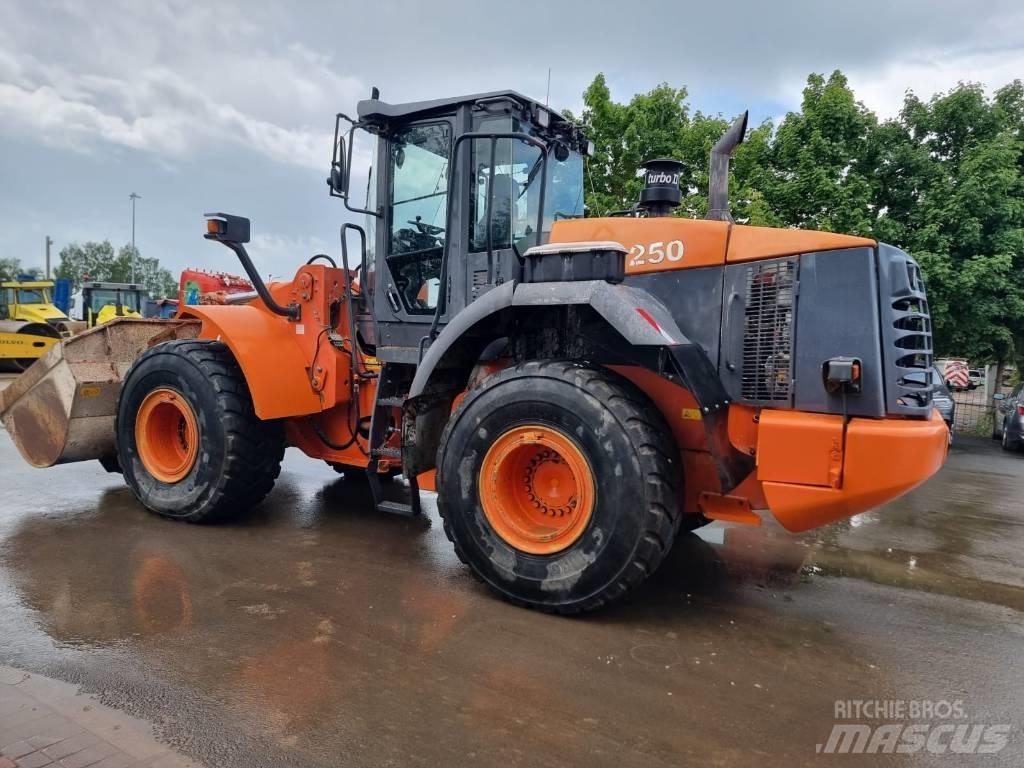 Hitachi ZW 250 Iekrāvēji uz riteņiem