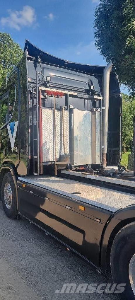 Scania R660 Treileri ar āķi