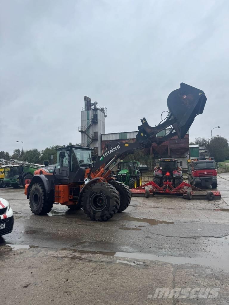 Hitachi ZW220 Iekrāvēji uz riteņiem