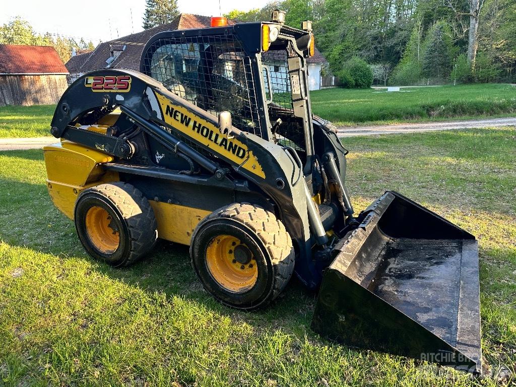 New Holland L 225 Lietoti riteņu kompaktiekrāvēji