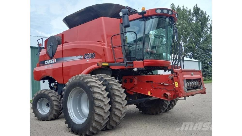 Case IH 8230 Ražas novākšanas kombaini