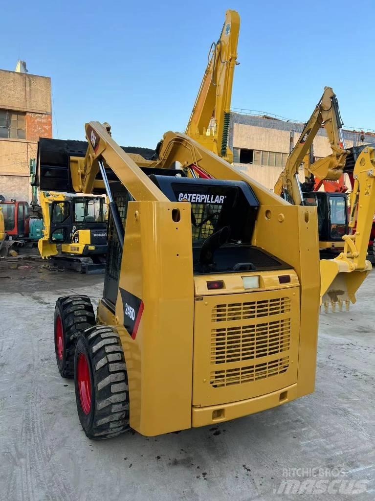 CAT 246D Lietoti riteņu kompaktiekrāvēji