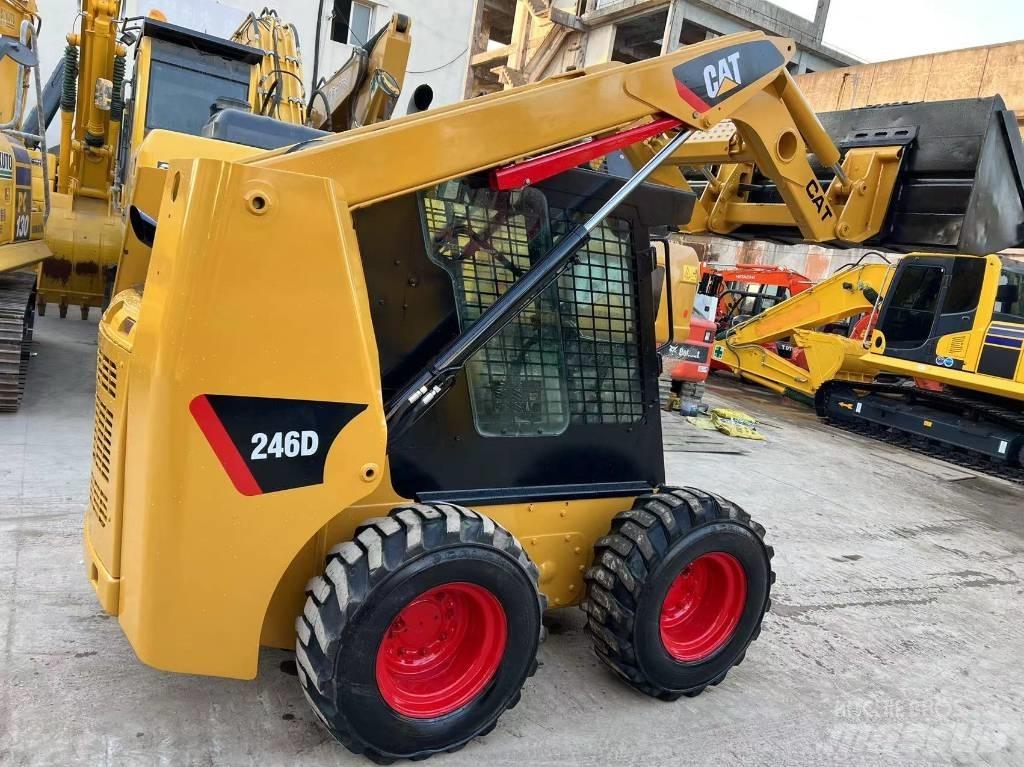 CAT 246D Lietoti riteņu kompaktiekrāvēji