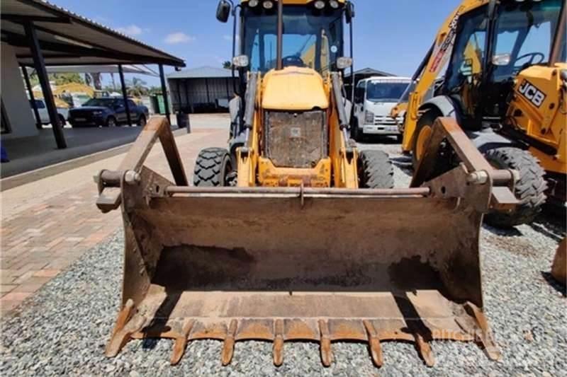 JCB 3CX 4X4 TLB Ekskavatori-iekrāvēji