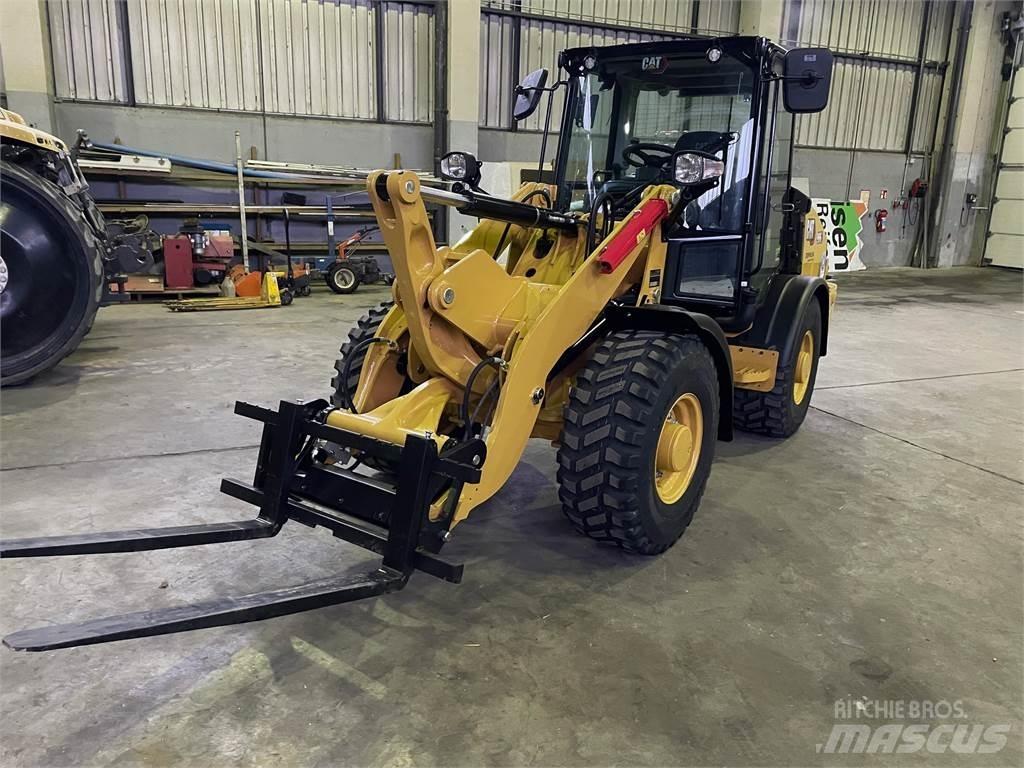 CAT 906 Iekrāvēji uz riteņiem