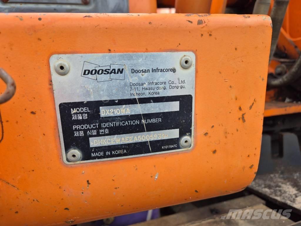 Doosan DX210WA Ekskavatori uz riteņiem