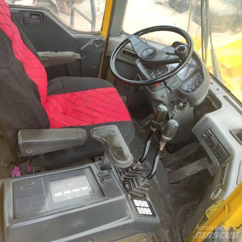Komatsu WA 600-3 Iekrāvēji uz riteņiem