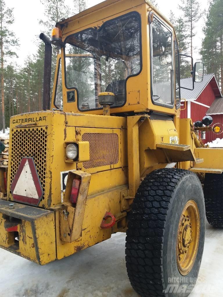 CAT 910 Iekrāvēji uz riteņiem