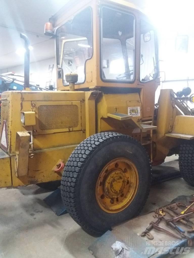 CAT 910 Iekrāvēji uz riteņiem