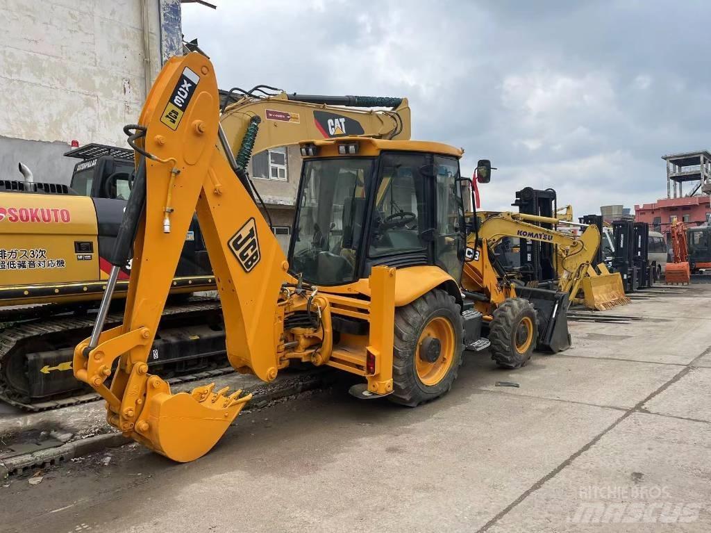 JCB 3 CX Ekskavatori-iekrāvēji